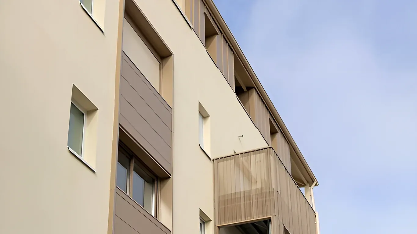 Une façade latérale de la résidence