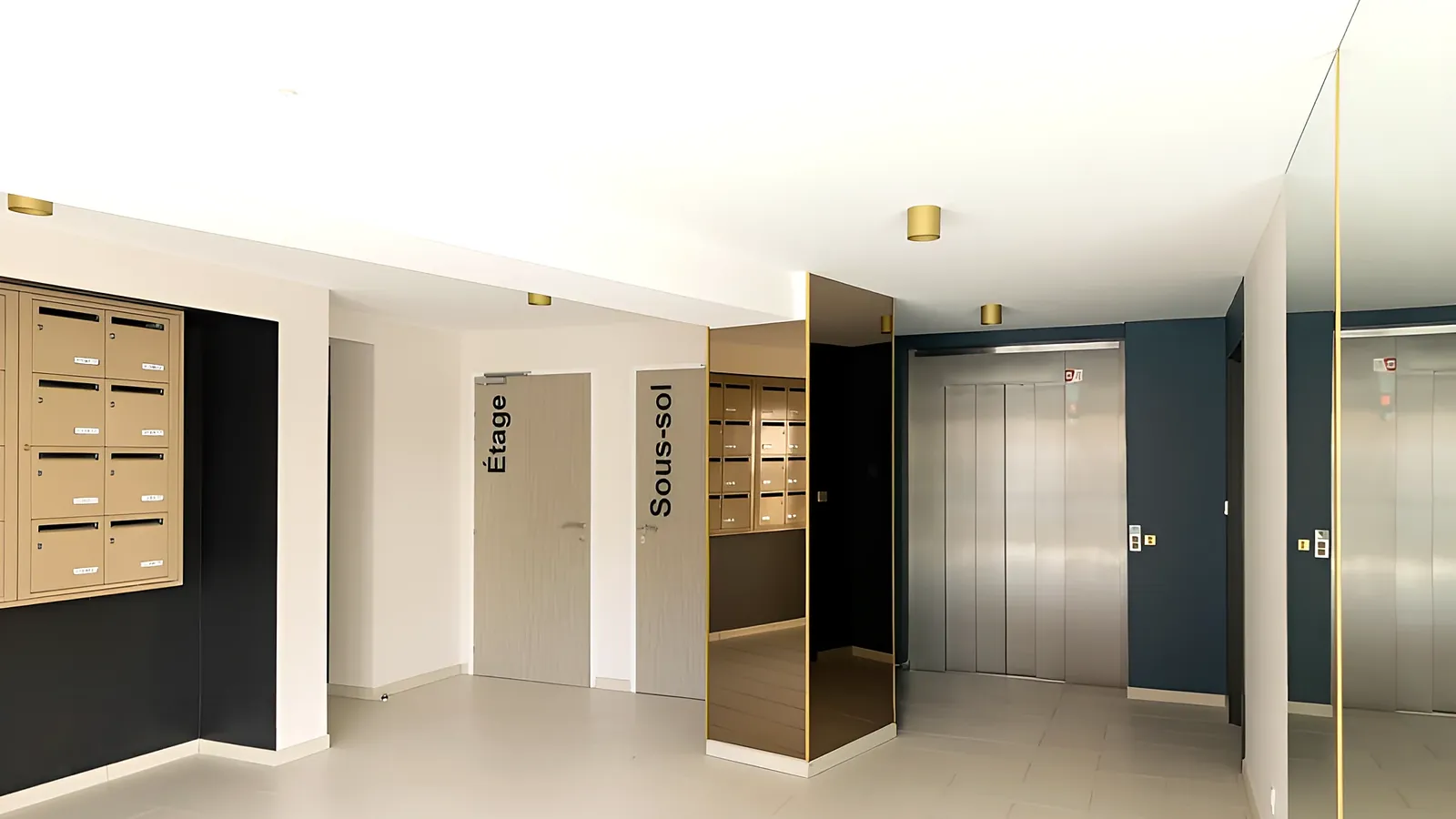 Le hall et les boîtes aux lettres