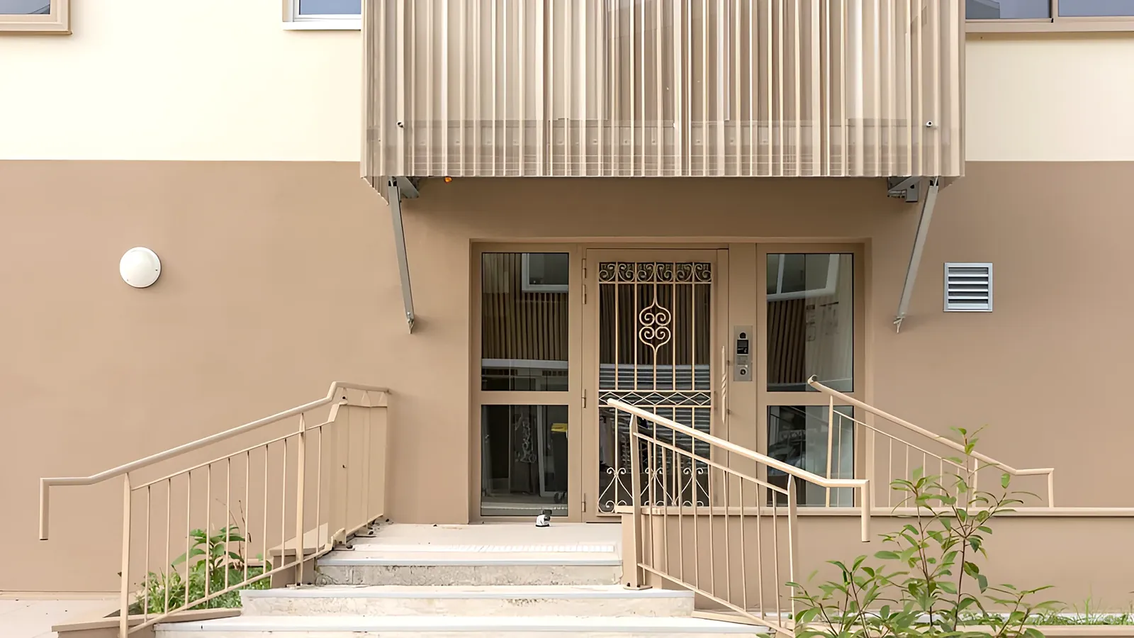 L'escalier d'accès et la rampe