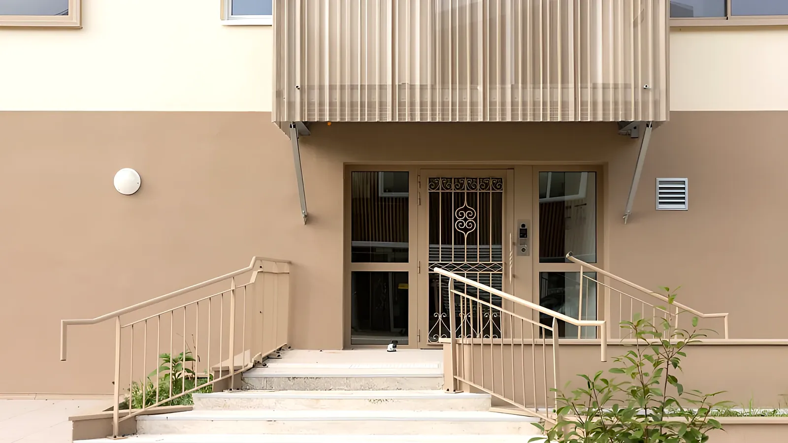 L'entrée principale et son escalier