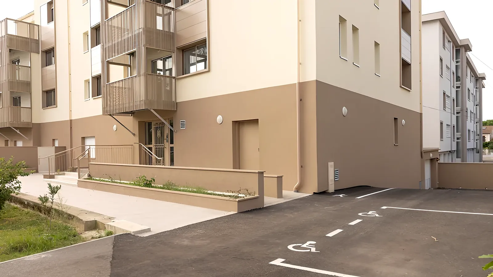 Les façades et le parking de la résidence