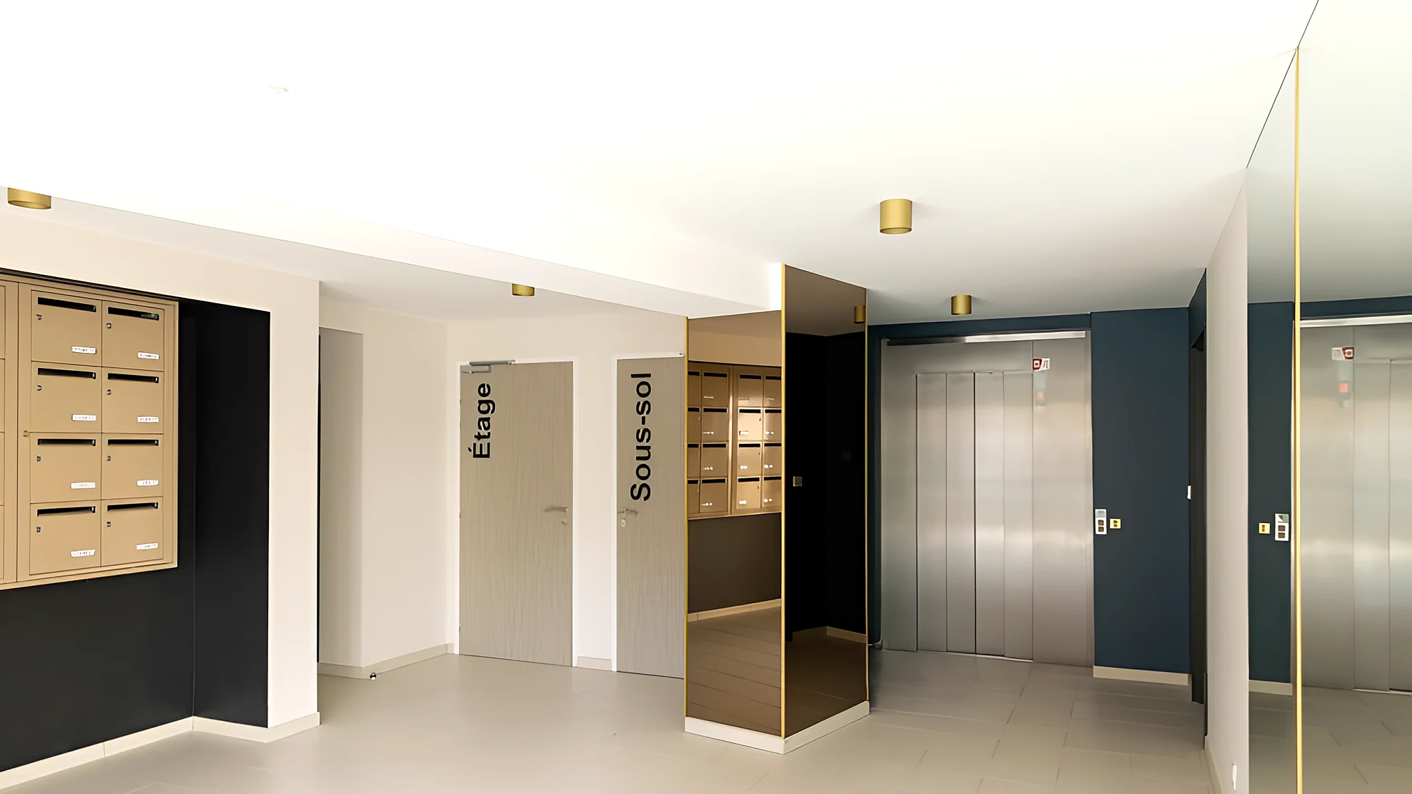 Le hall et les boîtes aux lettres